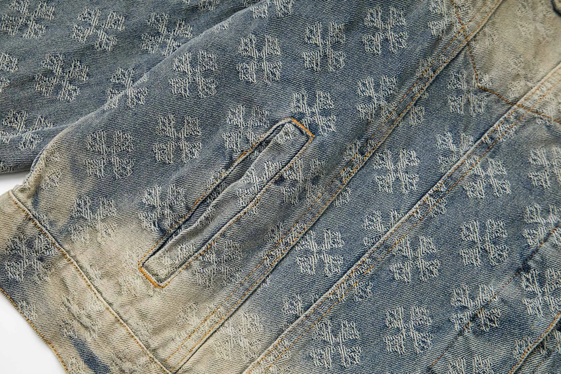 P340 Style No.: Y194 ChromeHearts heavy-duty steel-printed classic Sanskrit all-over jacquard hot-drilled denim jacket for men and women. New ChromeHearts Sanskrit printed custom fabric jacket. Gradient color wash, hot-drilled cross denim jacket on the back. A very heavy-duty one. The top is made of heavy weight. Presbyopia is suitable for early autumn outings. The denim fabric can be directly machine washed without deformation. Washing and distressing also give a sense of high-end. Power style wear, follow the photo and mirror. The gradient color is super high-end 💕 Each diamond shines with a unique light, as if telling a fashion story ✨ The steel-printed jacquard adds a three-dimensional and artistic sense, making this jacket instantly unique. Size:s m l xl